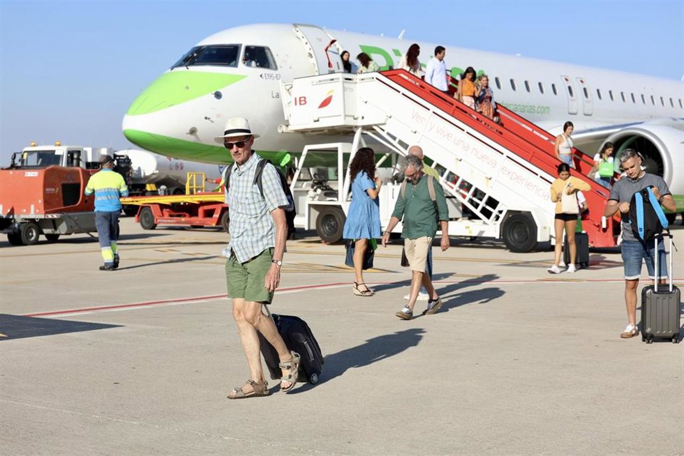 Archivo - Turistas desembarcan de un avión. Foto de archivo.