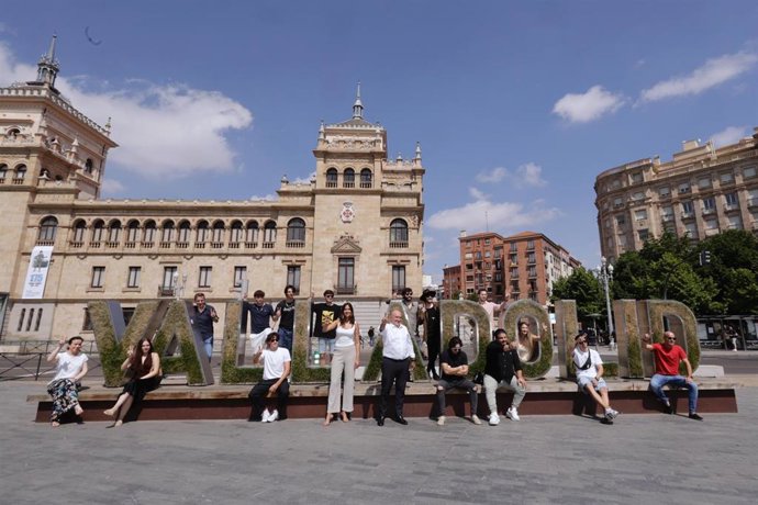 El alcalde de Valladolid y la concejal de Turismo posan junto a los artistas locales que abrirán cada uno de los conciertos de fiestas