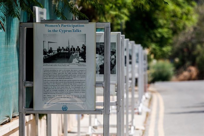 Archivo - July 20, 2024, Nicosia, Nicosia, Cyprus: An external photography exhibition in front of the Ledra Palace hotel about women's participation in the Cyprus talks, Nicosia, Cyprus, on Jul. 20, 2024. The Green Line (or buffer zone) is separating the 