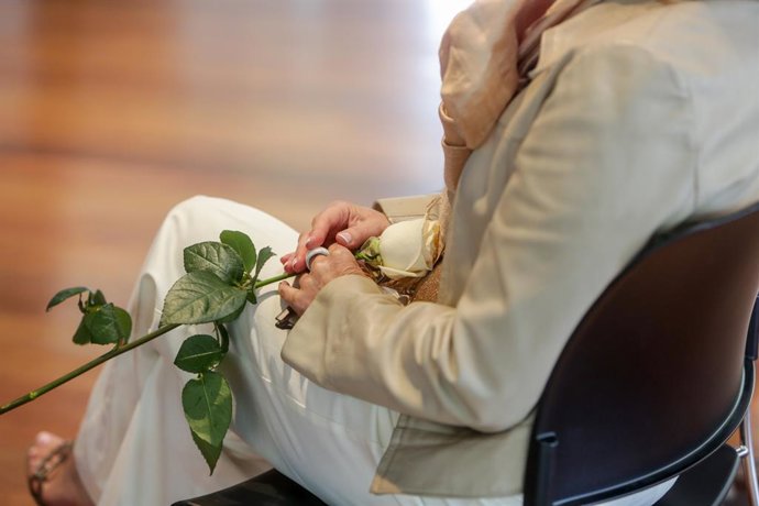 Archivo - Detalle de una de las contrayentes sujetando una rosa blanca durante la celebración de su boda, oficiada por el concejal de Urbanismo del Ayuntamiento de Madrid, Mariano Fuentes, y convirtiéndose en una de las primeras ceremonias civiles celebra