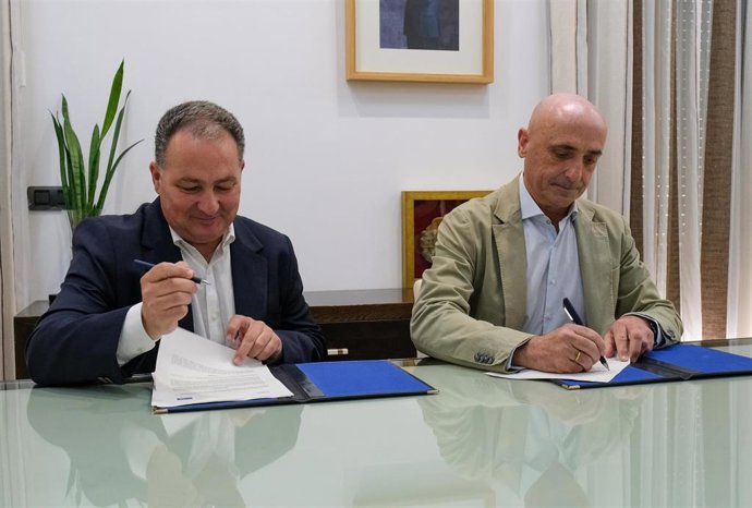 El presidente de la Diputación de Huelva, David Toscano, y el representante de la Fundación Moeve, Jesús Velasco, durante la firma del convenio.