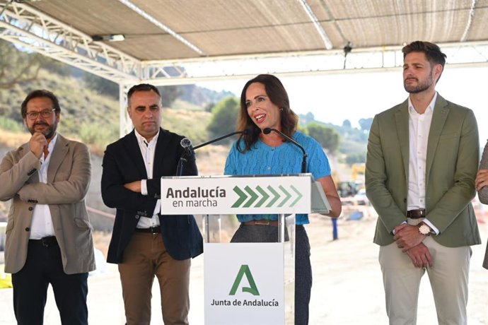 Desde la izquierda en la imagen el delegado del Gobierno andaluz en Granada, Antonio Granados, el presidente de la Diputación, Francis Rodríguez, la consejera de Fomento, Rocío Díaz, y el alcalde de Lanjarón, Eric Escobedo