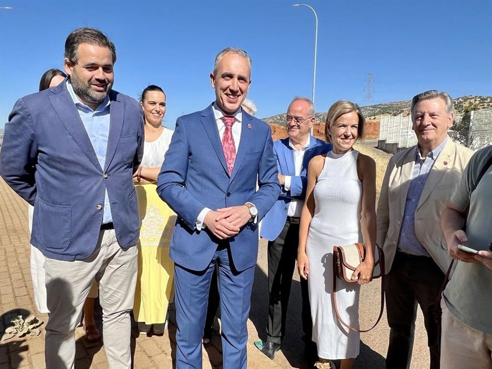 El presidente regional del PP, Paco Núñez, y el alcalde, Miguel Ángel Ruiz, en el polígono industrial La Nava.