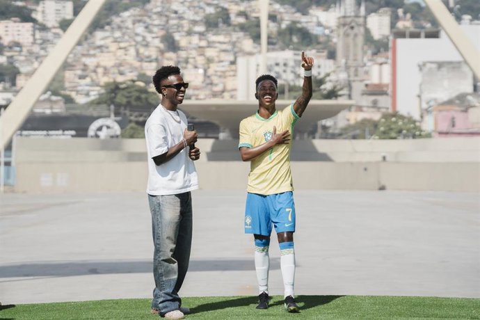 Vini Jr. Presenta su figura de cera de Madame Tussauds en Brasil.