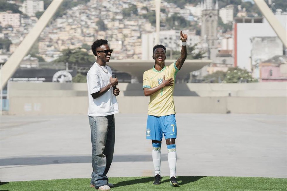 Vini Jr. Presenta su figura de cera de Madame Tussauds en Brasil.
