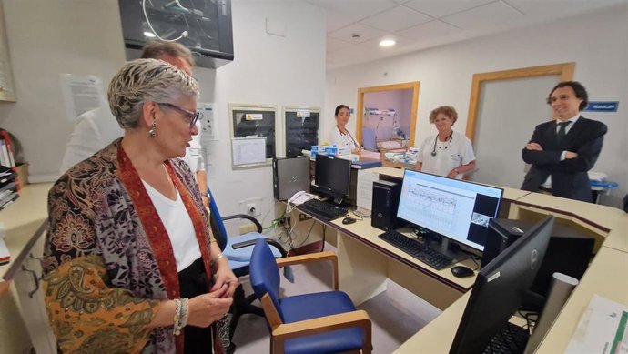 La consejera de Salud, Concepción Saavedra, la doctora Laura Rios y Adela López,  y el gerente del Sanatorio, Juan Fernández.