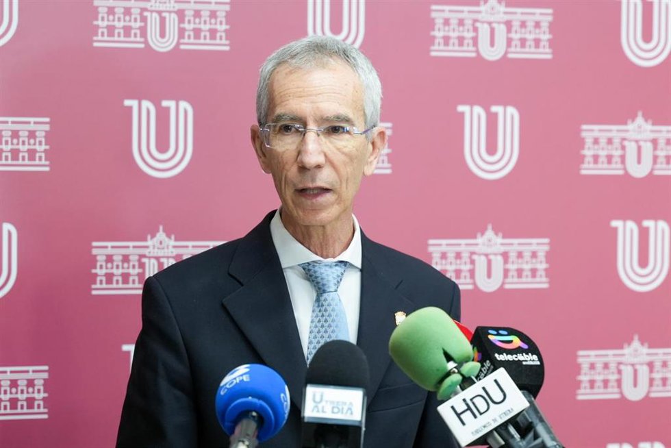 Archivo - El alcalde de Utrera, Francisco Jiménez atiende a los medios