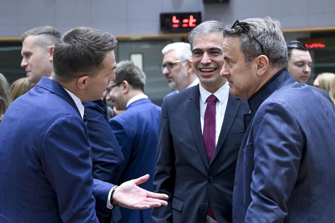 El secretario de Estado para la UE, Fernando Sampedro, conversa con los ministros del ramo de Polonia, Adam Szlapka (I), y de Luxemburgo, Xavier Bettel, al inicio del Consejo de Asuntos Generales de la UE en Bruselas.