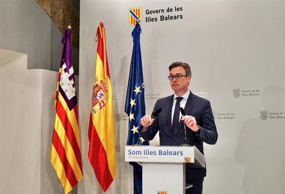Archivo - El vicepresidente y conseller de Economía, Hacienda e Innovación, Antoni Costa, en rueda de prensa.