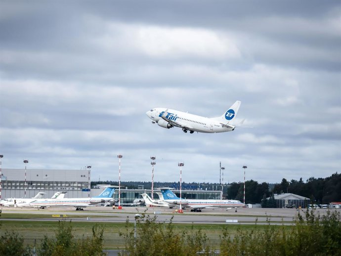 Archivo - 21 de setembro de 2020, Moscou, Rússia: Um Boeing 737-500 da UTair visto no Aeroporto Internacional de Vnukovo com o nome de Andrey Tupolev.