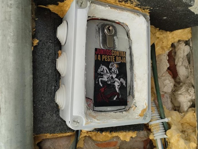 Pegatinas en la sede de CCOO Soria.