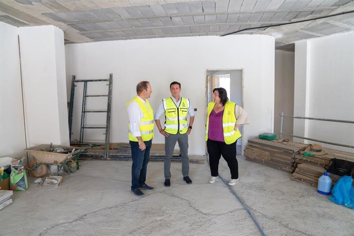 El presidente de la Diputación de Almería, Javier Aureliano García, junto al alcalde de Rágol, Miguel Rodríguez, y la diputada Matilde Díaz, durante su visita a las obras de la futura Casa de la Juventud.