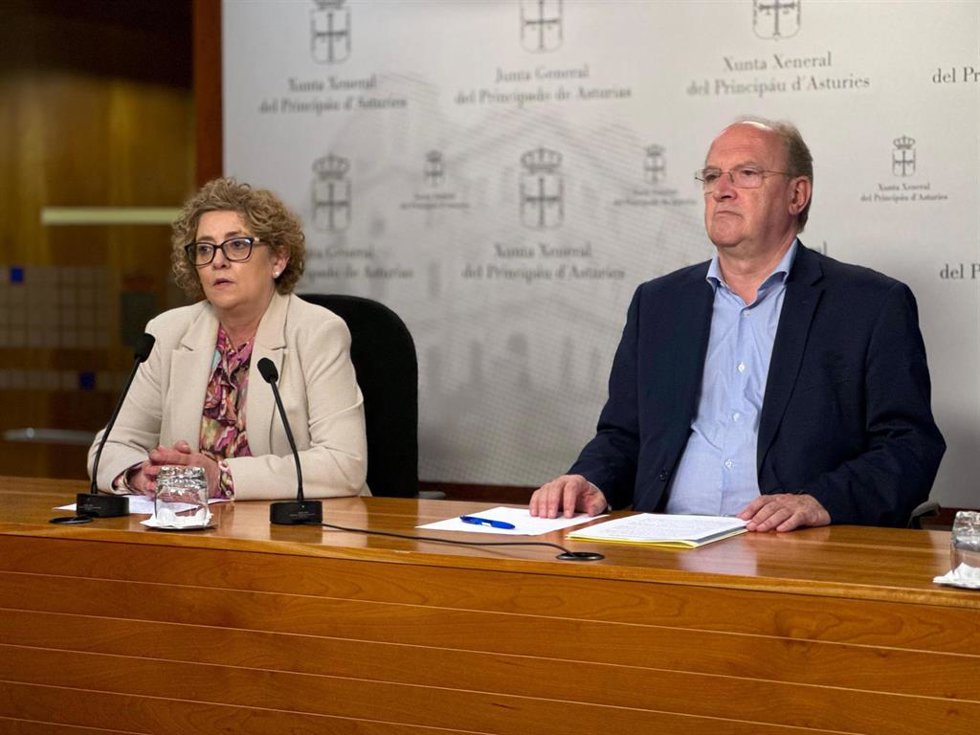 Los diputados del grupo parlamentario popular, Gloria García y José Agustín Cuervas-Mons.