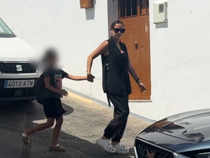 Gloria Camila cumple con su palabra y recoge a su sobrina Rocío en la casa de la madre de Michu