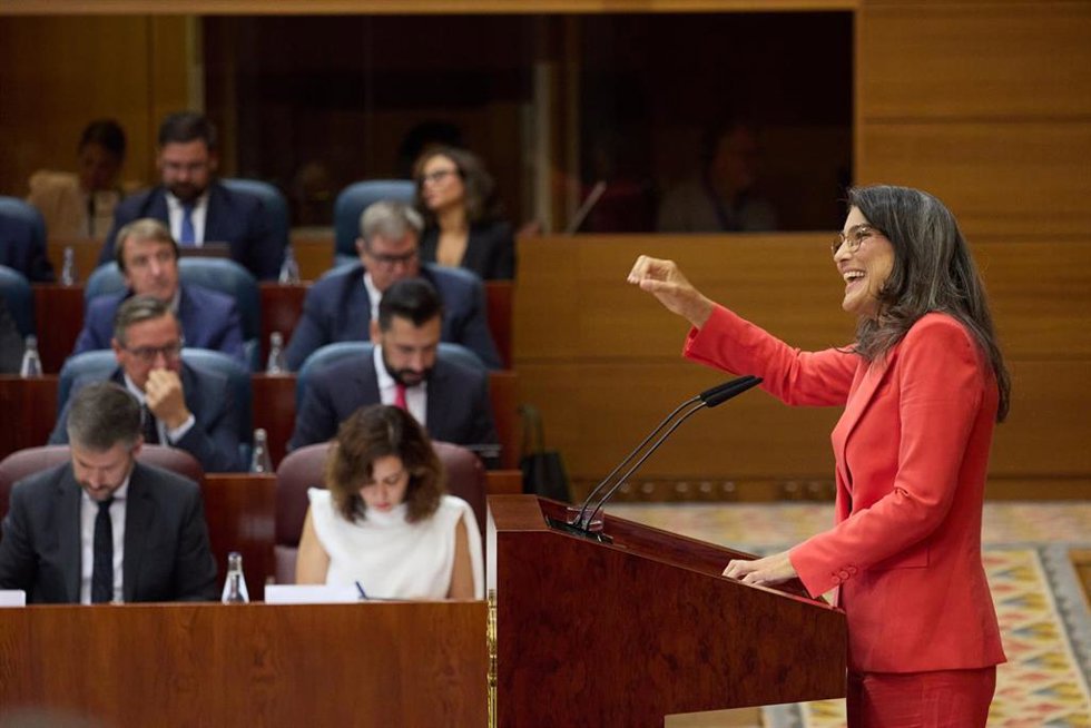 Archivo - La portavoz de Más Madrid en la Asamblea, Manuela Bergerot, interviene en un pleno de la Asamblea de Madrid con la bancada del PP de fondo y la presidenta de la Comunidad de Madrid, Isabel Díaz Ayuso, en primera fila. 