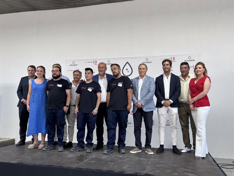 El vicepresidente primero de Castilla- La Mancha, José Luis Martínez Guijarro, durante la inauguración del nuevo lavadero Aquavox en la capital conquense.