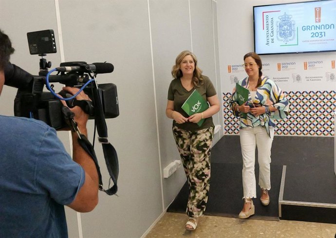 La portavoz de Vox en el Ayuntamiento de Granada, Beatriz Sánchez Agustino, en el centro con la viceportavoz, Mónica Rodríguez Gallego