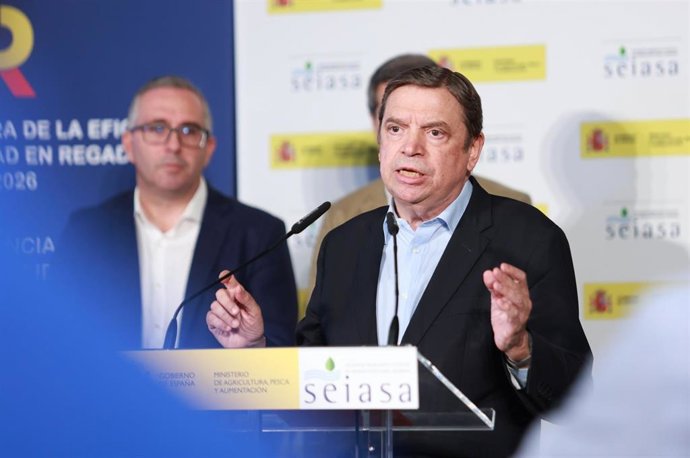 El ministro de Agricultura, Pesca y Alimentación, Luis Planas, durante la atención a los medios. A 18 de julio de 2025, en Los Palacios y Villafranca (Sevilla, Andalucía, España). El ministro de Agricultura, Pesca y Alimentación, Luis Planas, ha realizado