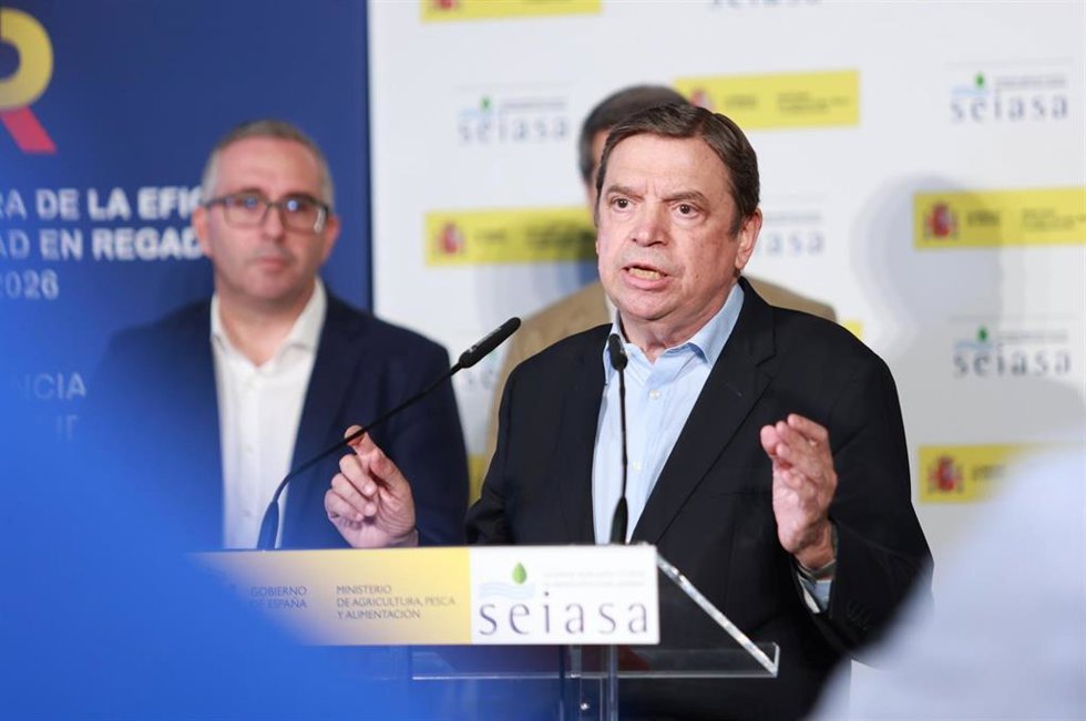 El ministro de Agricultura, Pesca y Alimentación, Luis Planas, durante la atención a los medios. A 18 de julio de 2025, en Los Palacios y Villafranca (Sevilla, Andalucía, España). El ministro de Agricultura, Pesca y Alimentación, Luis Planas, ha realiza