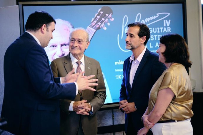 Representantes del festival junto al alcalde de Málaga Francisco de la Torre.