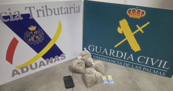Las bolsas de heroína incautadas por la Guardia Civil a un pasajero en el aeropuerto de Gran Canaria