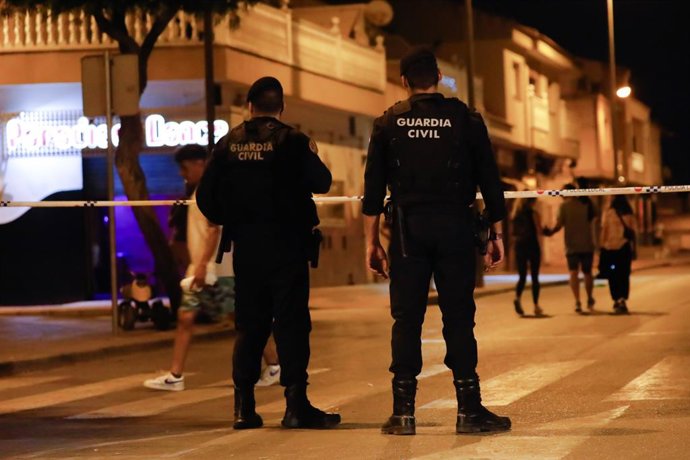 Varios agentes de la Guardia Civil controlan los accesos durante una manifestación no autorizada y promovida por grupos de ultraderecha en redes sociales, a 15 de julio de 2025, en Torre Pacheco, Murcia (España). A raíz de la agresión a un anciano el pasa