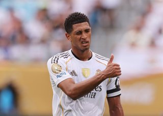 22 June 2025, US, Charlotte: Real Madrid's Jude Bellingham gives a wink and a thumbs up during the Real Madrid vs CF Pachuca FIFA Club World Cup match at Bank of America Stadium. Photo: David Klein/CSM via ZUMA Press Wire/dpa