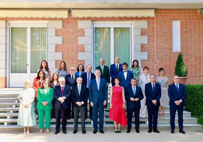Felipe VI recibe en audiencia a los patronos de la Junta en la Fundación Centro Nacional del Vidrio.