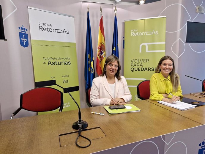 La vicepresidenta del Gobierno de Asturias, Gimena Llamedo, durante la presentación del plan RetornAs, junto a la directora general de Emigración y Políticas de Retorno, Olaya Romano.