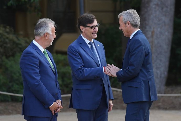 Archivo - (I-D) El ministro de Política Territorial, Ángel Víctor Torres; el presidente de la Generalitat de Cataluña, Salvador Illa y el presidente de Galicia, Alfonso Rueda, a su llegada a la XXVIII Conferencia de Presidentes, en Palau de Pedralbes de B