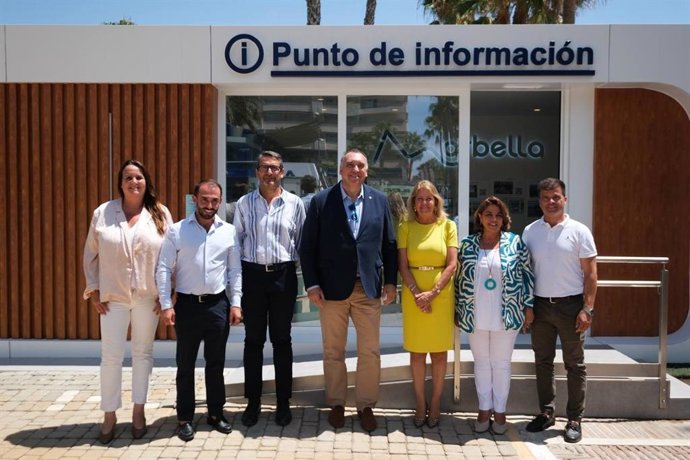 El consejero de Turismo, Arturo Bernal, ha inaugurado este viernes la nueva oficina de turismo de Marbella, junto con su alcaldesa, Ángeles Muñoz, con una inversión de casi 135.000 euros a través del Plan Turístico de Grandes Ciudades.