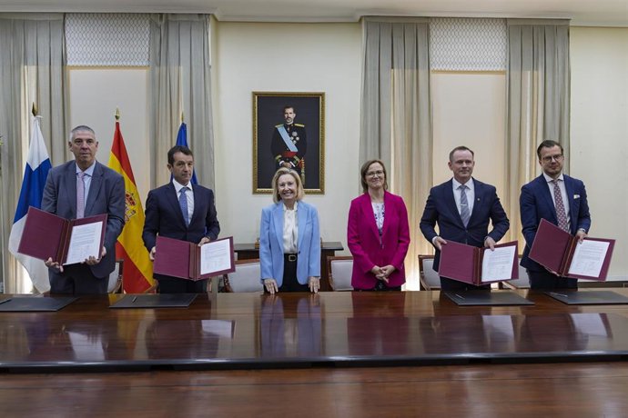 Archivo - Firma del acuerdo entre Indra y Bittium, con la secretaria de Estado de Defensa, Amparo Valcarce, en el centro de la imagen. En el Ministerio de Defensa, en Madrid (España).