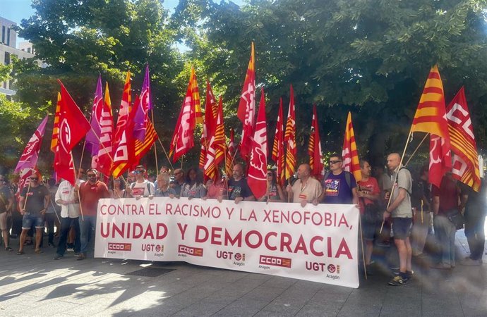 Concentración en protesta por los ataques racistas en Torre Pacheco, en la plaza España de Zaragoza.