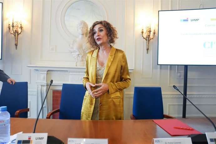 La vicepresidenta primera del Gobierno y ministra de Hacienda, María Jesús Montero, en la UIMP