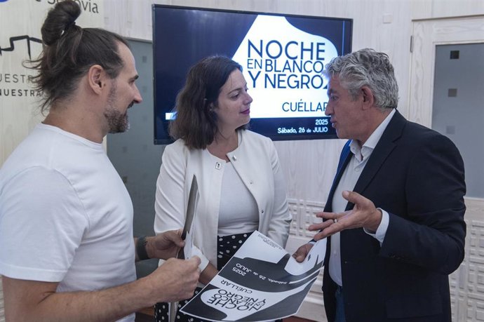 El coordinador de la 'Noche', Pablos Rodríguez (izda); la concejal de Cultura de Cuéllar, Maite Sánchez, y el diputado de Cultura, José María Bravo,