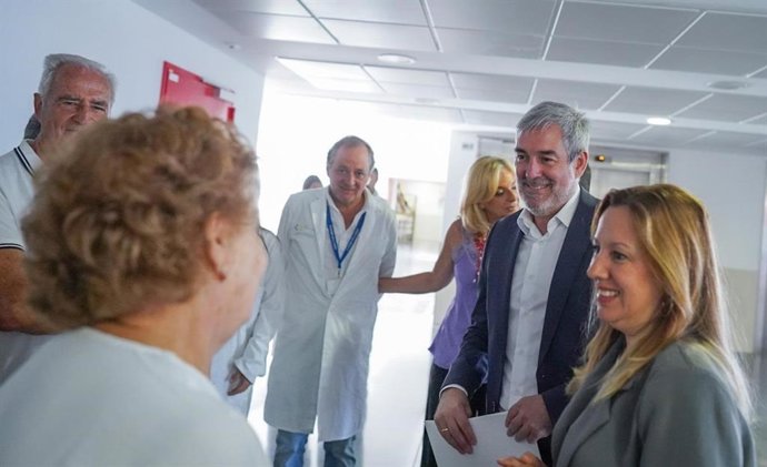El presidente de Canarias, Fernando Clavijo, y la presidenta del Cabildo de Tenerife, Rosa Dávila, en una visita a la unidad de atención temprana del Hospital del Sur de Tenerife