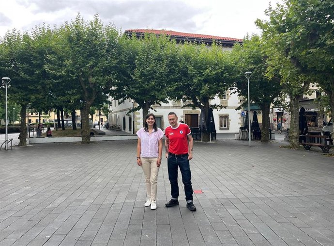 La delegada de Cultura del Ayuntamiento de Irun, Nuria Alzaga, y el músico Fermín Muguruza