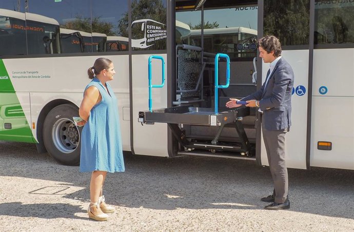 Carmen Granados observa la rampa semiautomática para facilitar el acceso de personas con movilidad reducida en uno de los nuevos autobuses.