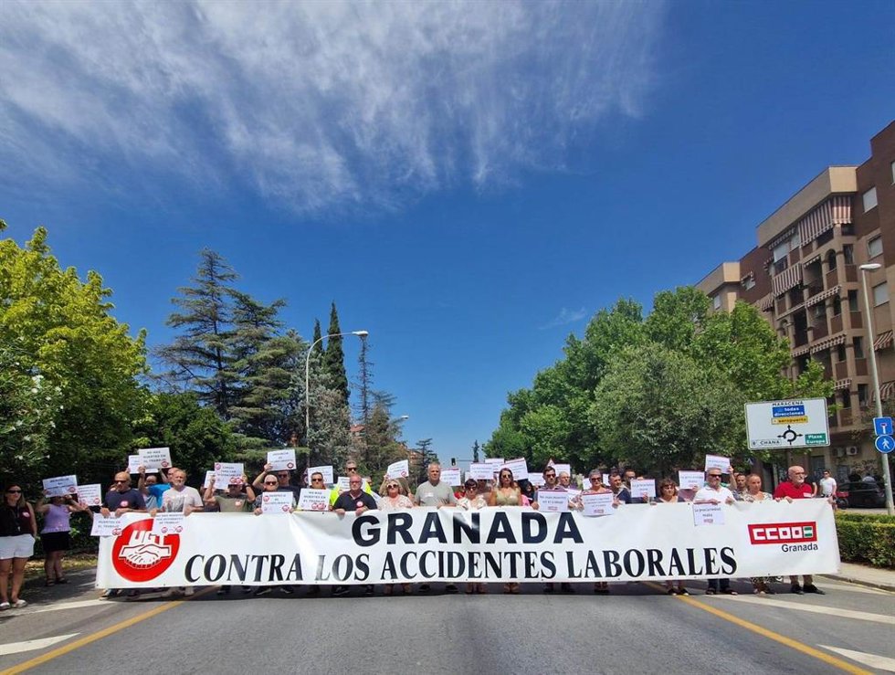 Corte en la Avenida de Andalucía en recuerdo de los dos obreros de Huétor Tájar fallecidos