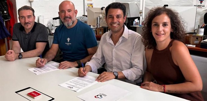 Eduardo García y Leopoldo Izquierdo (centro), durante la firma del acuerdo.