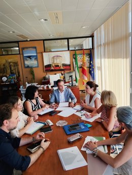 Reunión institucional celebrada entre el delegado de Desarrollo Educativo y Formación Profesional de la Junta en Huelva, Carlos Soriano, y la diputada responsable del Área de Servicios Sociales, Drogodependencia y Bienestar Social, Carmen Díaz.