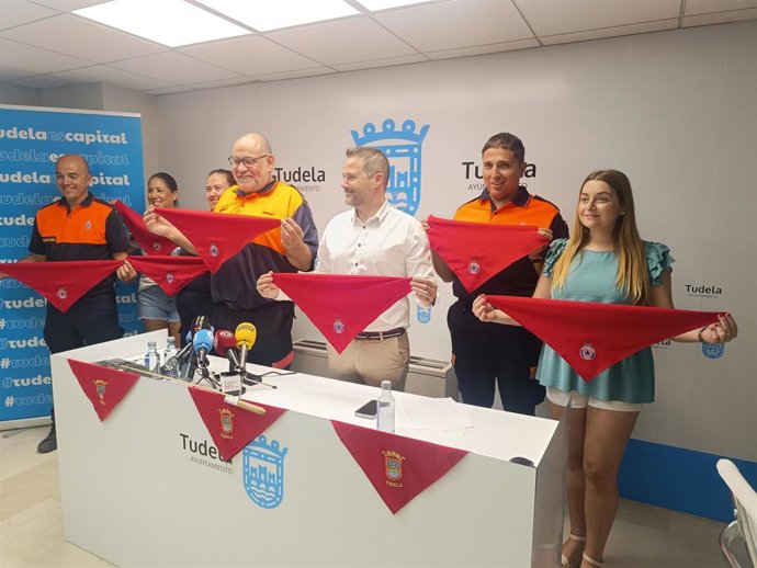 El alcalde de Tudela, Alejandro Toquero, en la comparecencia en la que ha anunciado que Protección Civil lanzará este año el cohete anunciador de las fiestas patronales en honor a Santa Ana.