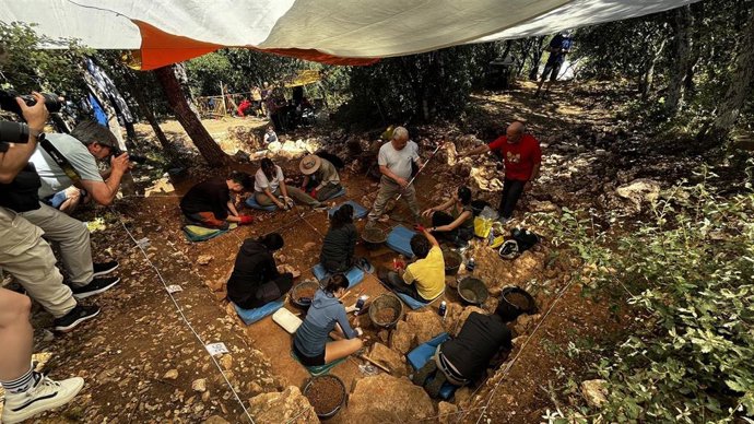 El consejero de Cultura, Gonzalo Santonja, participó en la excavación de la Galería de las Estatuas.