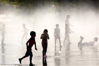 Archivo - NIños jugando.