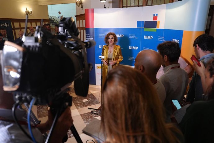 La vicepresidenta primera del Gobierno y ministra de Hacienda, María Jesús Montero, ofrece declaraciones a su llegada a la clausura de un curso de la UIMP (Universidad Internacional Menéndez Pelayo), a 18 de julio de 2025, en Santander, Cantabria (España)