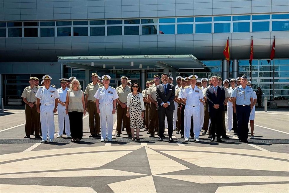 La ministra de Defensa, Margarita Robles, visita a los efectivos españoles destinados en el Cuartel General de la OTAN en Nápoles.