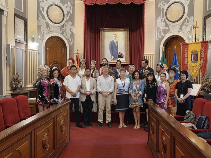 Recepción en el Ayuntamiento de Badajoz de grupos participantes en el Festival Folklórico Internacional de Extremadura
