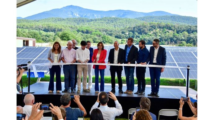 Archivo - La consellera de Territorio, Vivienda y Transición Ecológica de la Generalitat, Sílvia Paneque, inaugura la instalación fotovoltaica que dará servicio a LC Paper 1881, con responsables de la empresa