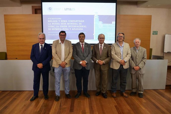 El rector, Teodomiro López, acompañado por el alcalde de Málaga, Francisco de la Torre, miembros del equipo de gobierno de la UMA, decanos y directores de centros y personal investigador han asistido al acto.