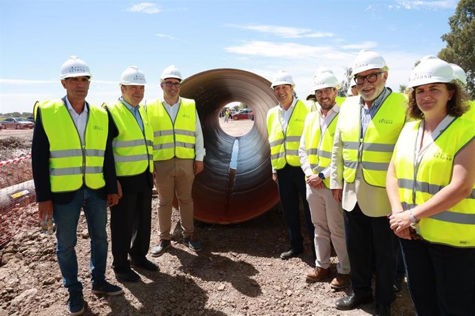El ministro de Agricultura, Luis Planas (2i), y el presidente de la Diputación de Sevilla, Javier Fernández (4d); y el alcalde de Los Palacios y Villafranca, Juan Manuel Valle (3i),  en las obras de regadíos de las Marismas del Guadalquivir.